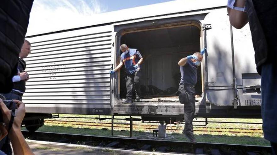 Forenses holandeses llegan al lugar donde estalló el Boeing malasio