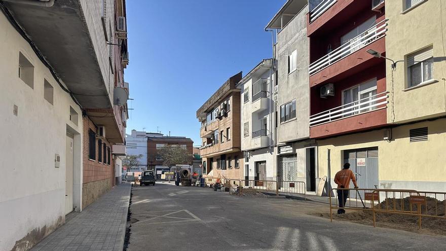 La calle García de Galarza, en Coria, se transforma: adiós a los aparcamientos y aceras renovadas para peatones