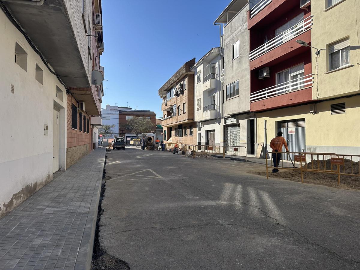 Una de las calles sobre las que se está trabajando, estos días en Coria.