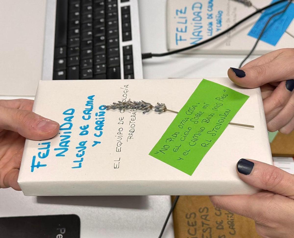 Entrega de un libro a un paciente del Clínico en Navidad.