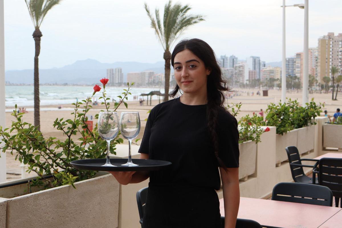 Viktoria Ghazaryan, de 18 años, trabaja en un restaurante en Cullera