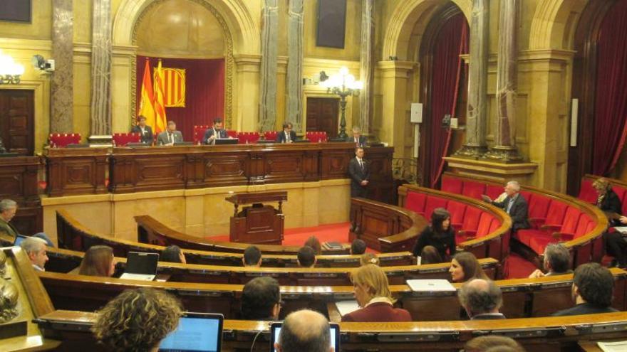 El Parlament declara &quot;antidemocràtica i antisocial&quot; la Constitució