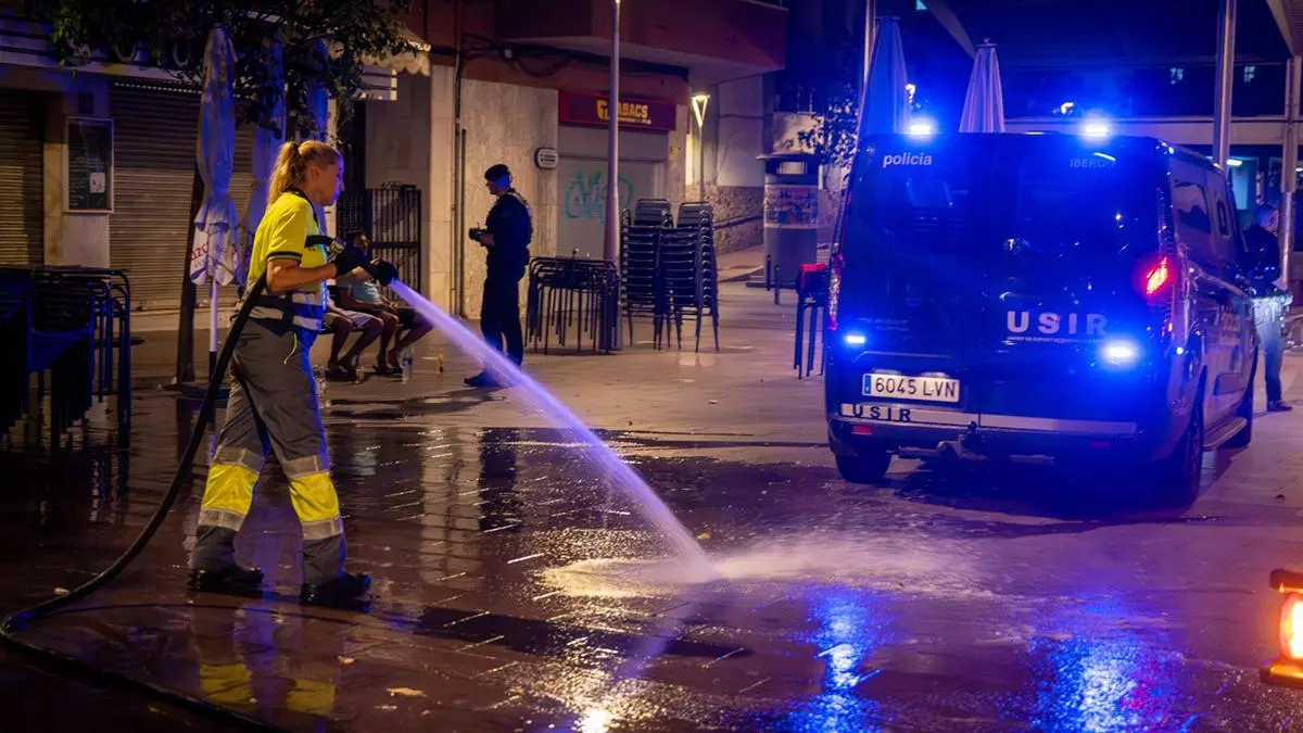 A 'manguerazos' contra el incivismo nocturno con una patrulla policial de Santa Coloma