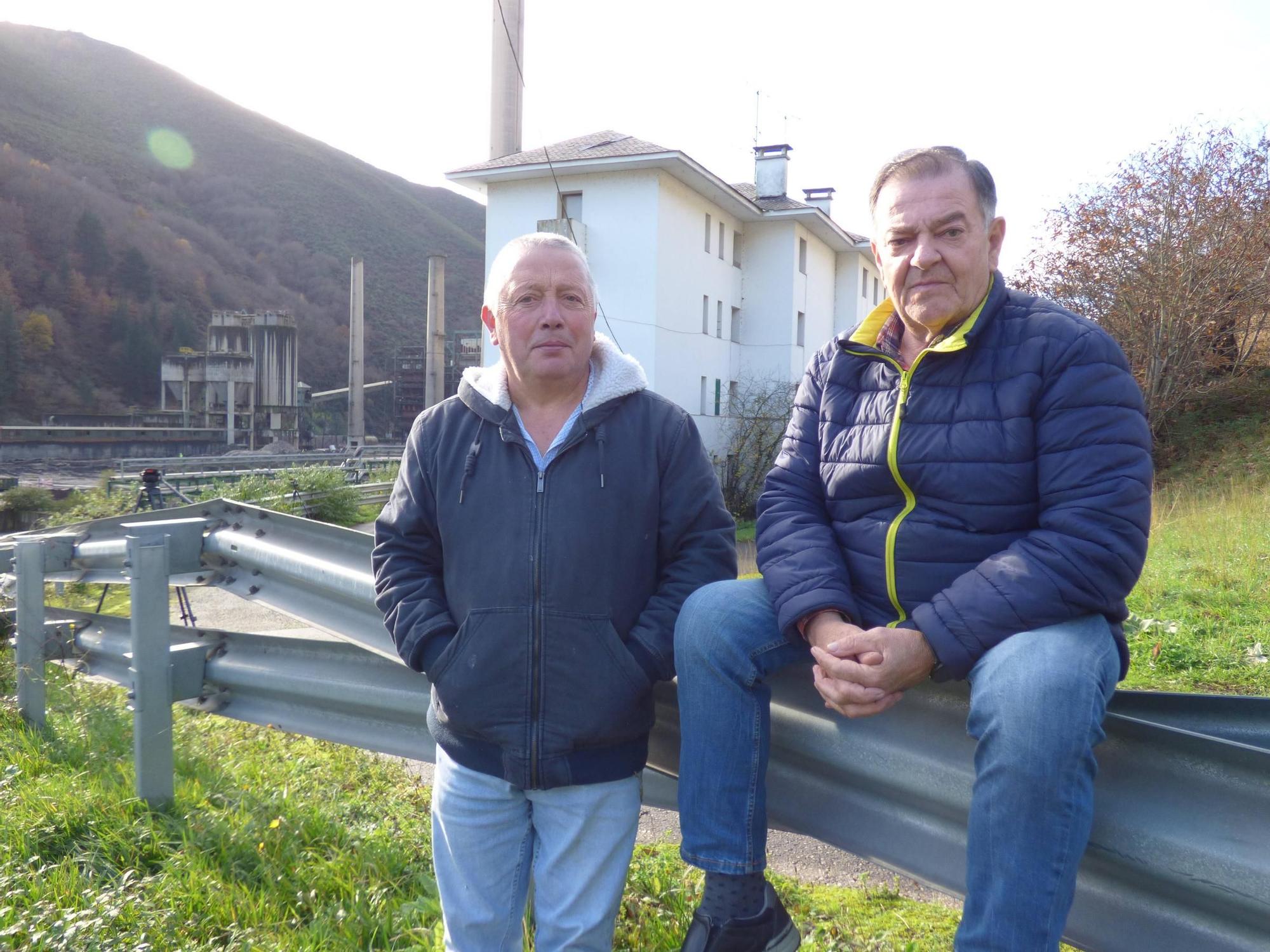 En imágenes: Demolición de los silos de la térmica de Cangas del Narcea