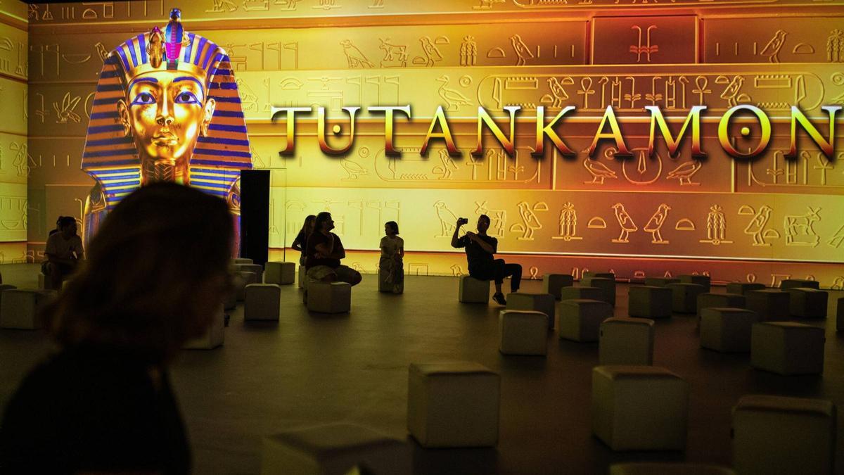 Uno de los espacios de la propuesta inmersiva ’Tutankamón’, este jueves en Barcelona. Uno de los espacios de la propuesta inmersiva ’Tutankamón’, este jueves en Barcelona.