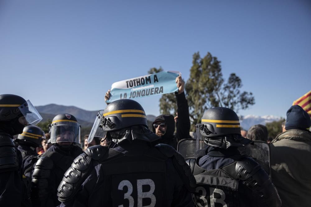 Una acció del Tsunami Democràtic talla l'AP-7 a la Jonquera