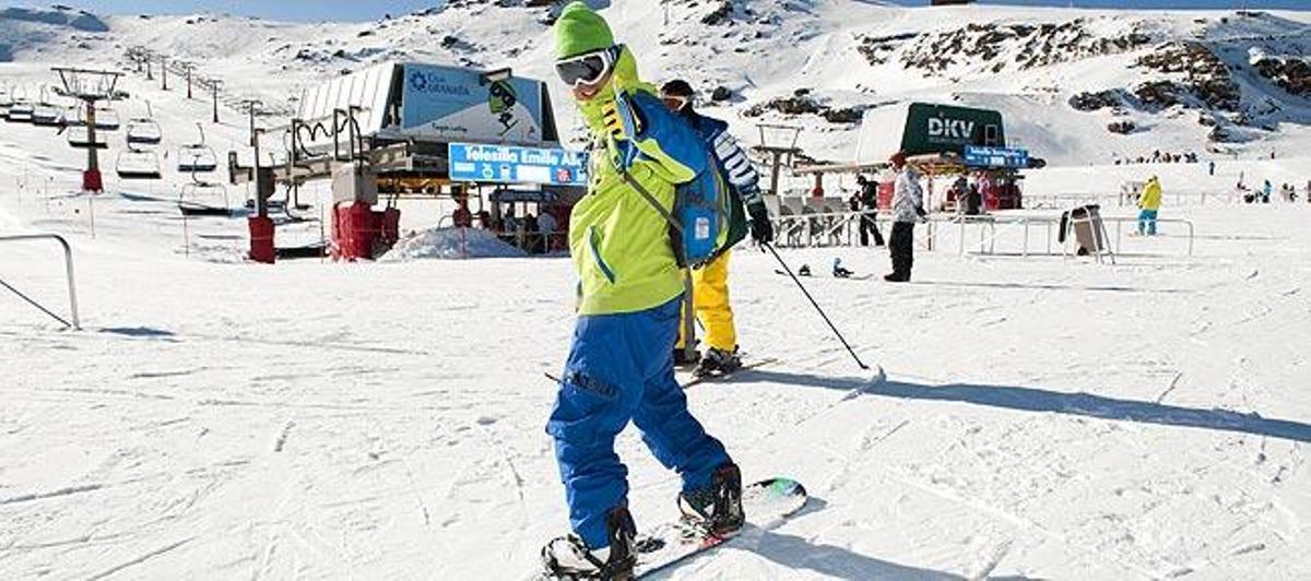 Un joven, en la estación de Sierra Nevada.