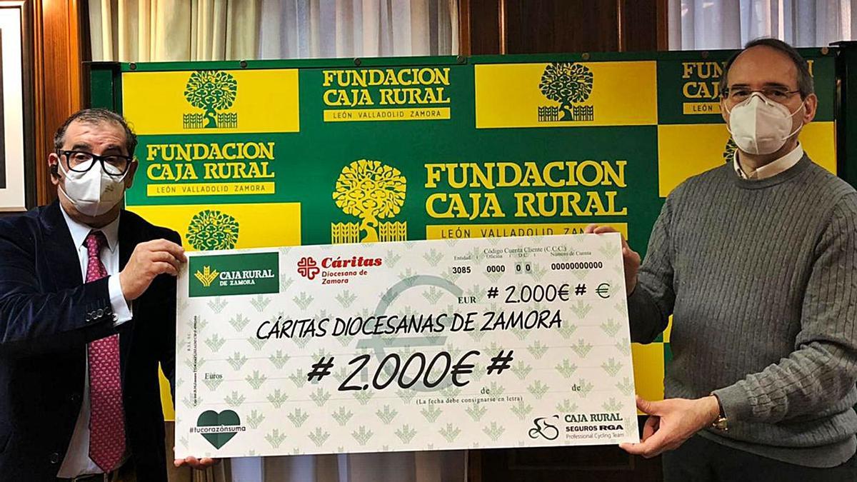 Imagen de la entrega del cheque por parte de Caja Rural de Zamora. | Cedida