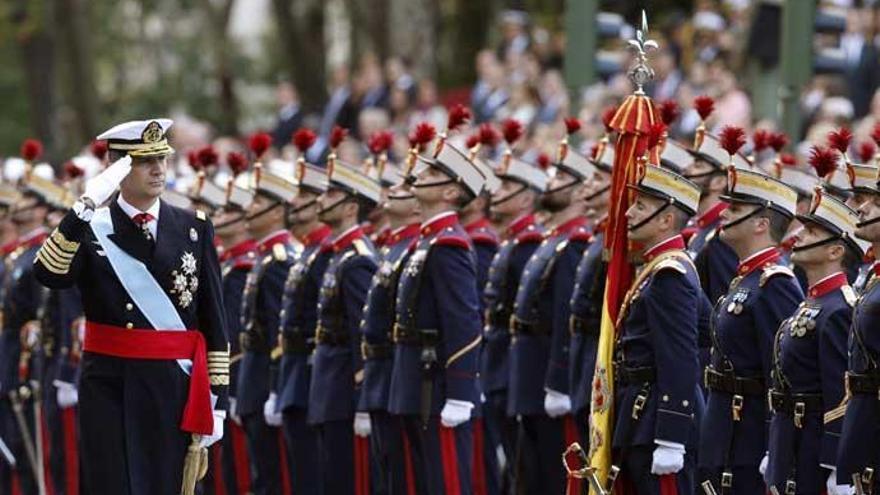 El Rey pasa revista al inicio del desfile militar.