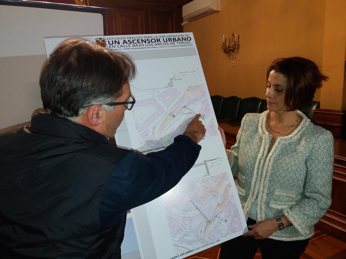 La alcaldesa de Teruel, Emma Buj, y el redactor del proyecto.