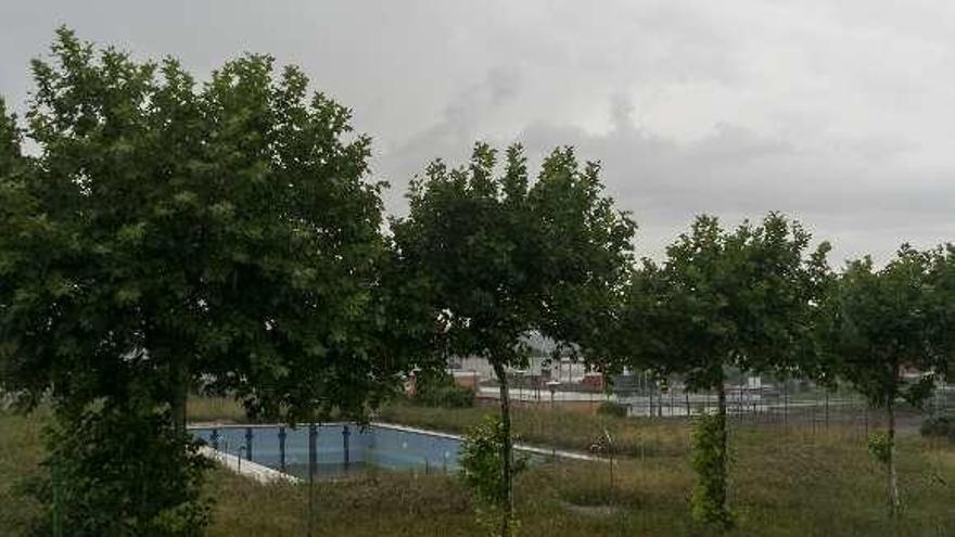 El abandono de las piscinas del Tecnológico llega al Parlamento tras casi cuatro años cerradas