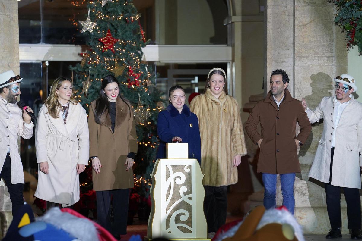 Sagredo, Andrea López, las Falleras Mayores y la Reina de las Fiestas en el acto del encendido de luces. de Navidad esta tarde