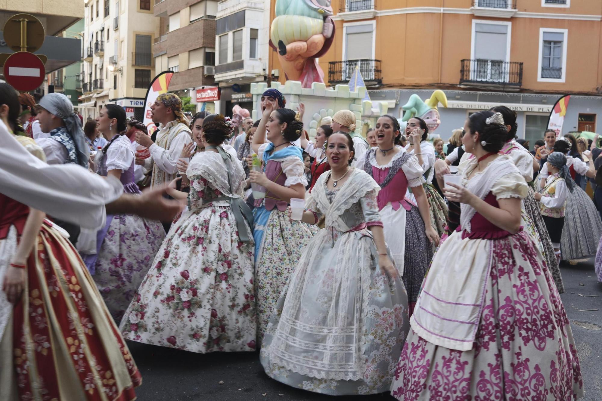 La tradicional visita a las fallas de Xàtiva en imágenes