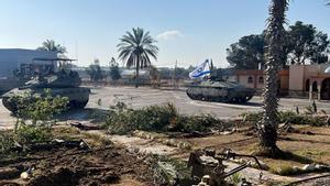 Un tanque del Ejército israelí iza la bandera de Israel en el paso gazatí de Rafah.
