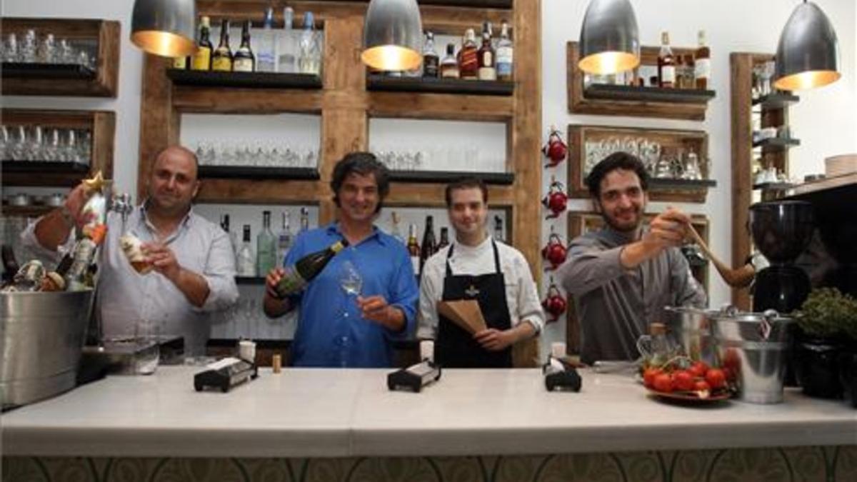 Javier Cotoruelo, Carles Abellan, Toni Romero y Armando Anta, tras la barra de Suculent. Foto: Francesc Casals