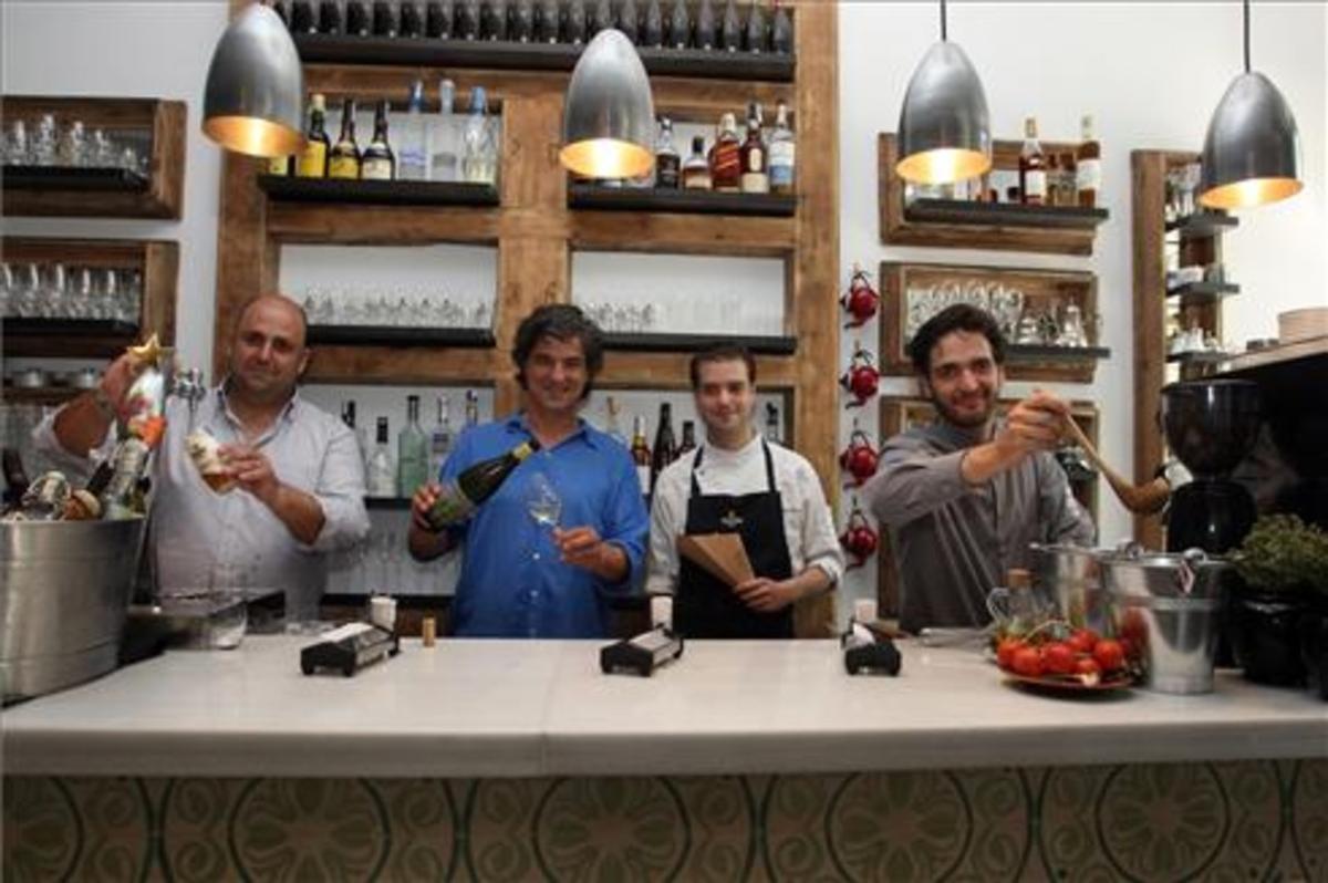 Javier Cotoruelo, Carles Abellan, Toni Romero y Armando Anta, tras la barra de Suculent. Foto: Francesc Casals