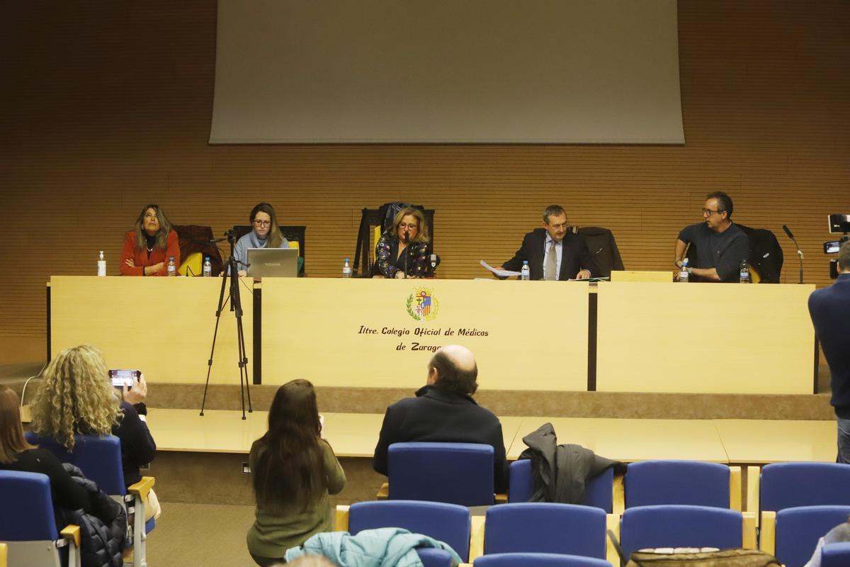 Un momento de la asamblea de médicos y pediatras, este miércoles.