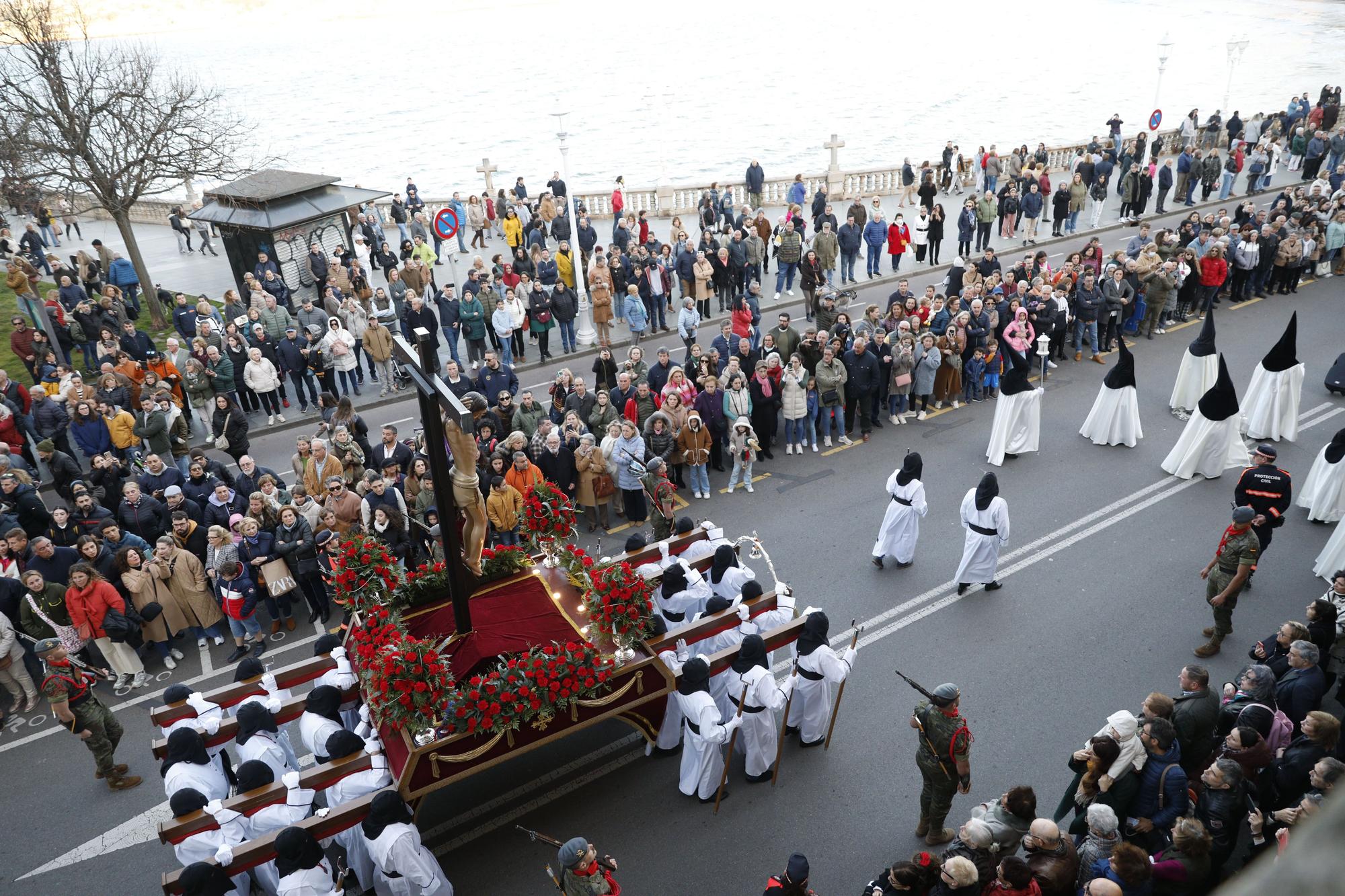 En imágenes: Así fue la multitudinaria procesión del Jueves Santo en Gijón