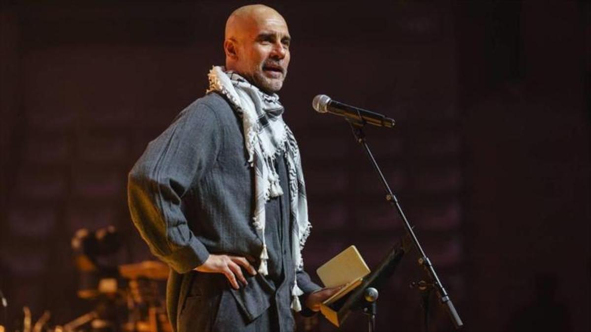 Pep Guardiola con la kufiya palestina