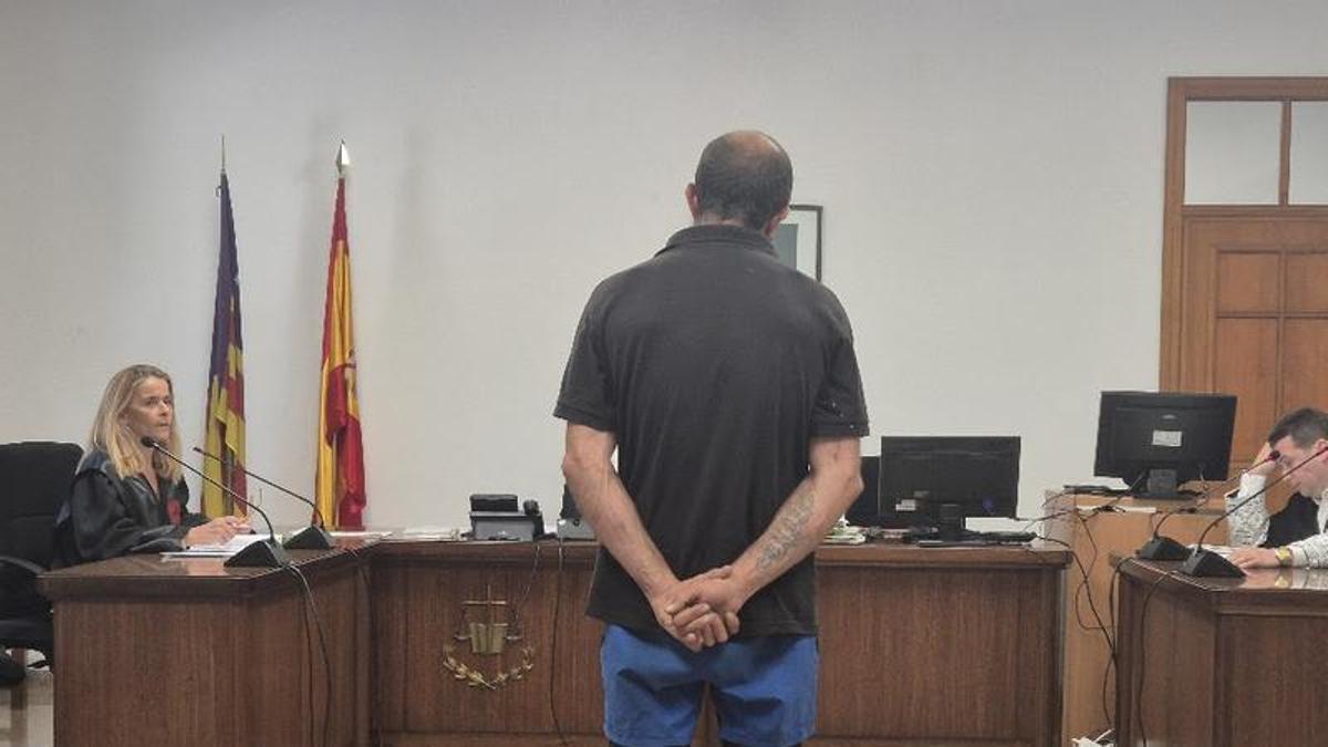 El condenado por el atraco y las lesiones  a la víctima, durante el juicio en Vía Alemania.