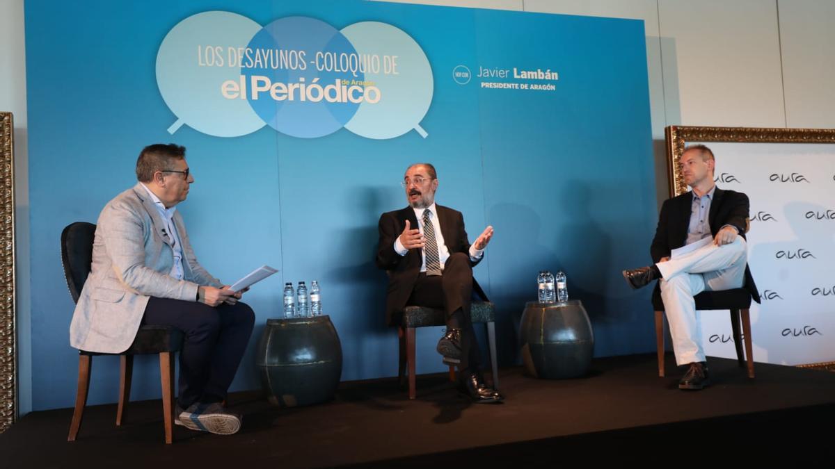 El director de El Periódico de Aragón, Nicolás Espada, el presidente de Aragón, Javier Lamban, y el subdirector de este diario, Ricardo Barceló, en el desayuno-coloquio de este viernes.