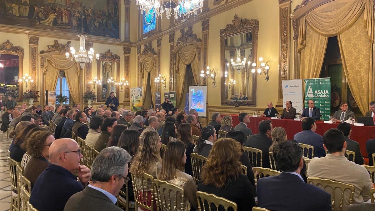 El delegado de Agricultura de la Junta de Andalucía, Francisco Acosta, y el presidente de Asaja Córdoba, Fernando Adell, encabezan la jornada de Agrobank y Asaja en Córdoba.