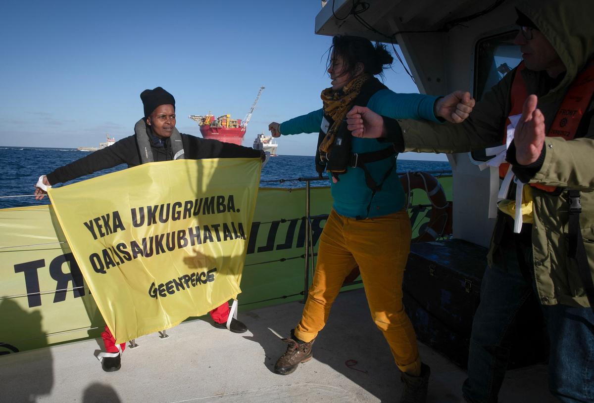 Ecologistas de Greenpeace colocaron una pancarta en una acción en una plataforma de Shell, en el Mar del Norte, para expandir un yacimiento de petróleo y gas existente, frente a la costa de Cherburgo, en el noroeste de Francia