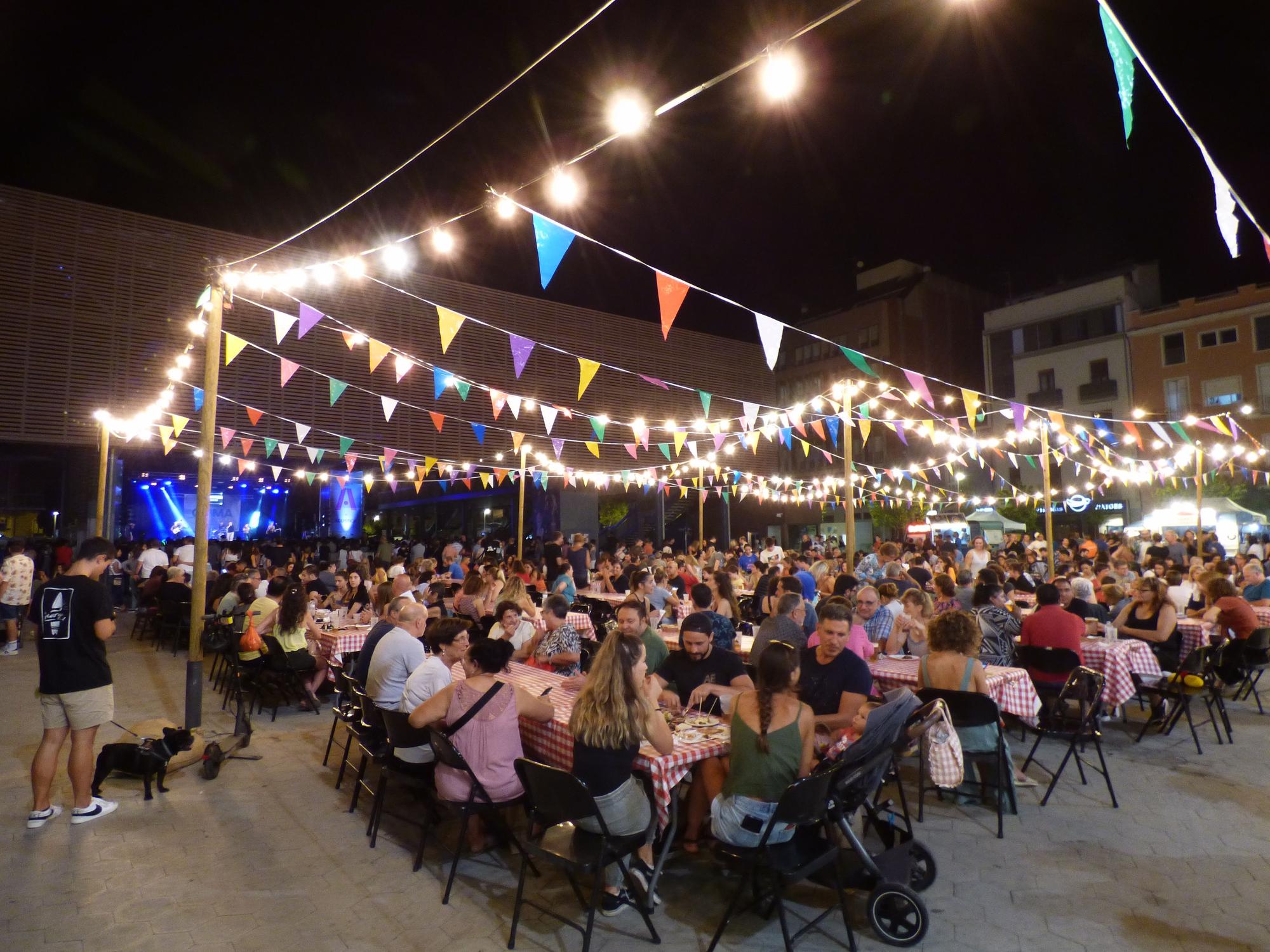 La plaça Catalunya embogeix amb la primera nit del retorn del Festival Acústica