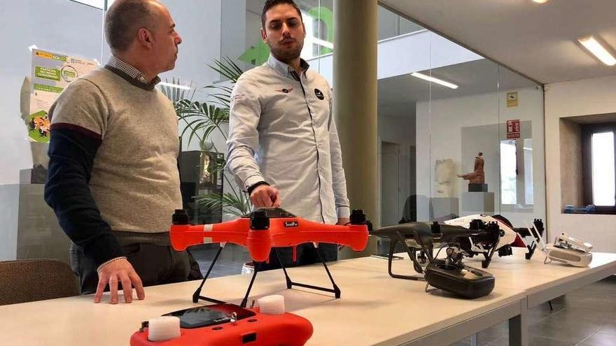 Javier Tourís junto al monitor del curso de drones, Iago Conde, y los prototipos a utilizar. // Faro