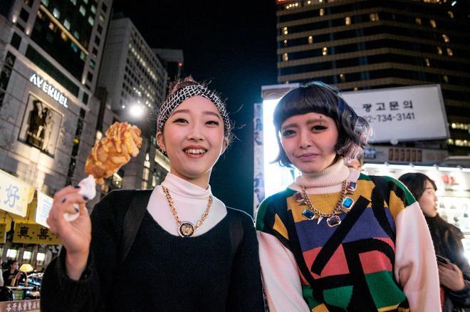 Dos chicas de Seúl en el mercado de Namdaemun