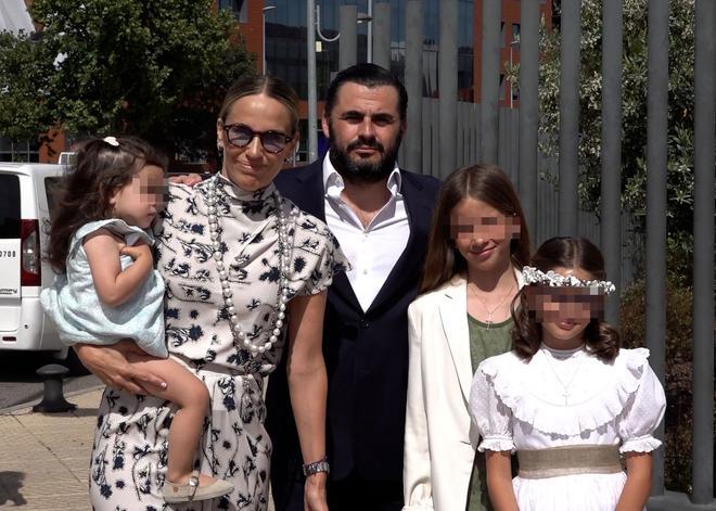 Carola Baleztena con su familia: Emiliano Suárez y sus hijas.