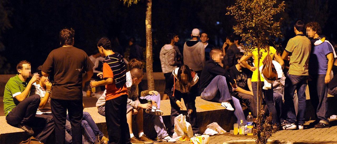 Imagen de archivo de un &quot;botellón&quot; en el recinto ferial de Pontevedra