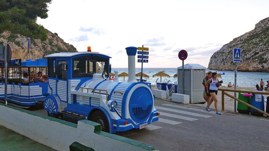 Las calas de Xàbia de la Granadella y el Portitxol, cerradas a los coches en verano, sí tendrán este año tren turístico y minibús