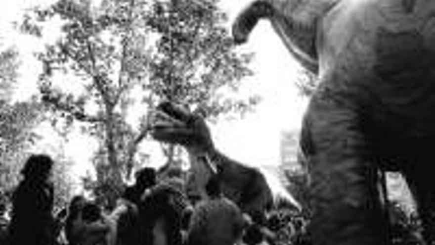 Los niños disfrutan con un grupo de dinosaurios hinchables en el paseo de San Francisco