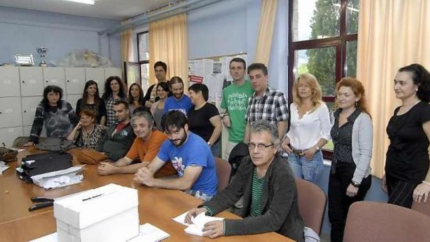 Profesores que participaron en la asamblea que precedió al encierro en el instituto de Sotrondio.