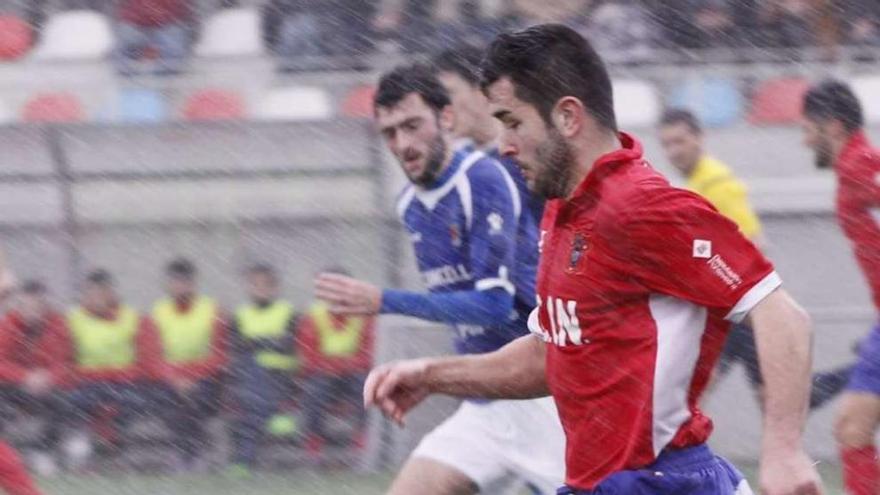 Un jugador del Choco conduce el balón durante un partido. // José Lores