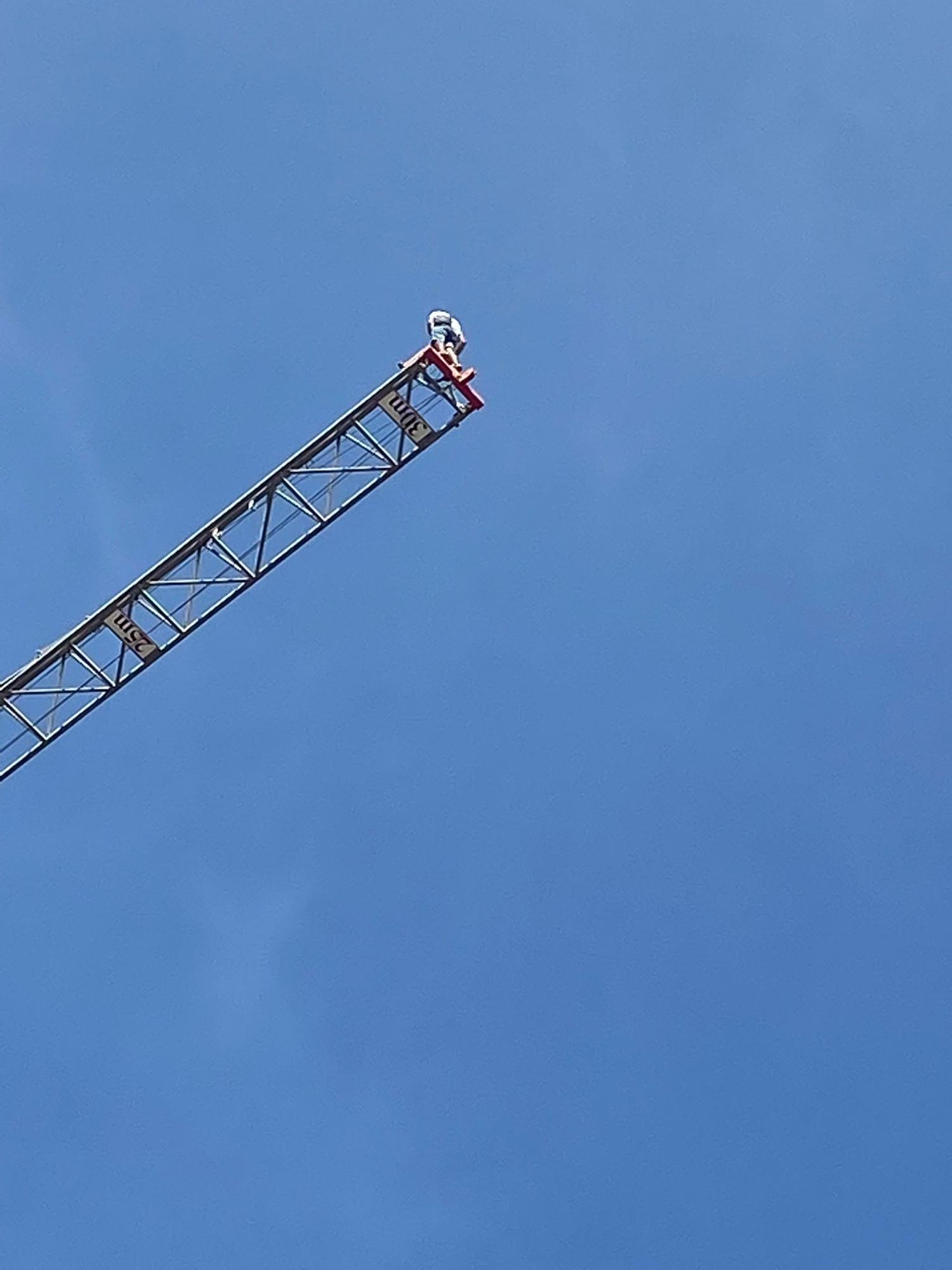 Rescatan a un hombre tras subirse a una grúa de la construcción en Xàtiva