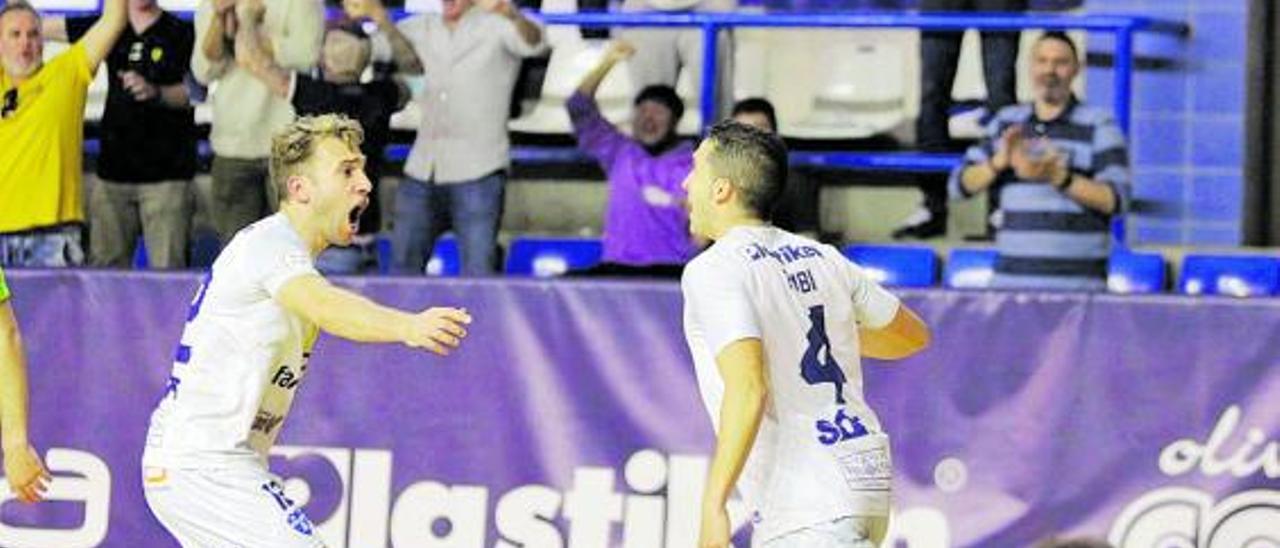 Los jugadores del Family celebran uno de los goles en el partido disputado en el Palau. | ALZIRA FS