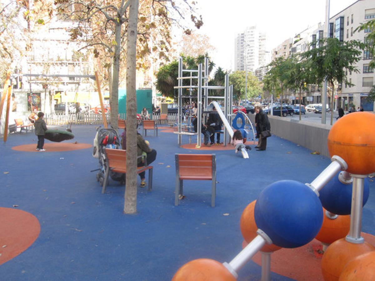 Un parc infantil gens clàssic.A l’avinguda de Roma, cantonada amb el carrer d’Urgell, de Barcelona, hi ha un nou parc infantil. És molt modern, amb objectes de disseny, però no hi he vist ni gronxadors ni tobogans clàssics. M’agradaria saber qui va donar el vistiplau a aquestes instal·lacions, ja que, a més, tots els elements comporten risc per als nens, des d’un artefacte movedís amb peces que es poden caure fins a una espècie de rampa estreta difícil d’utilitzar.