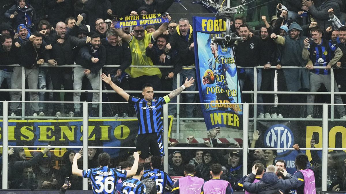 Lautaro Martinez celebra con sus compañeros.