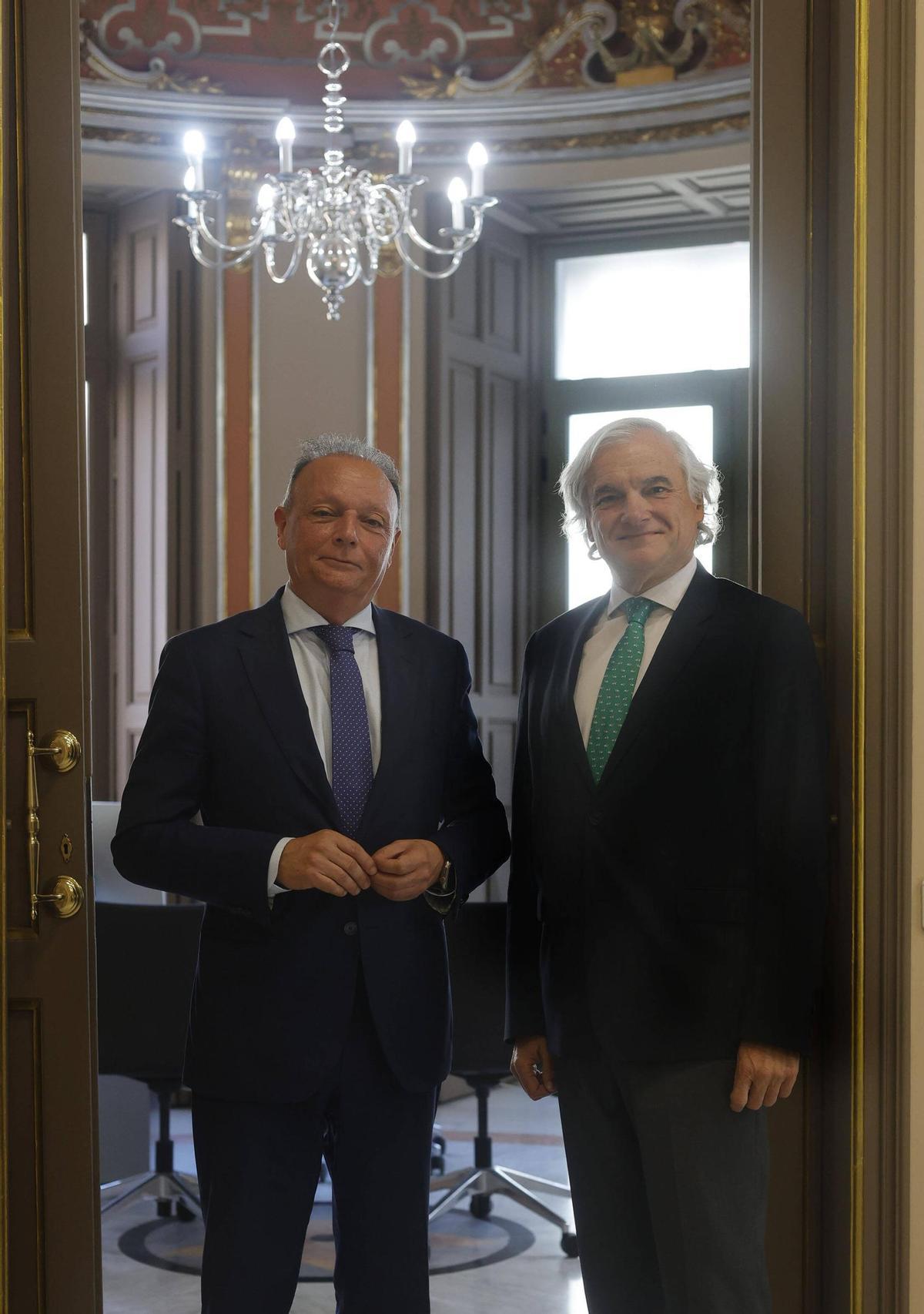 Salvador Navarro y MIguel Garrido, en la antesala del despacho del primero