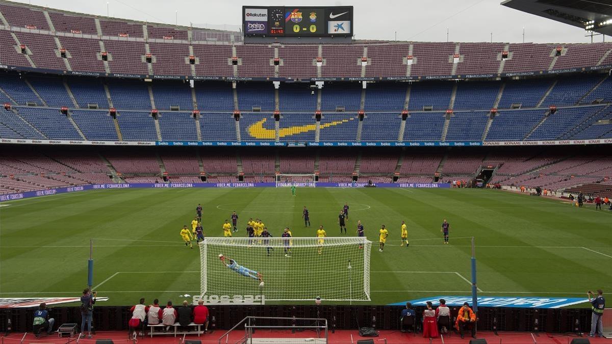 Chichizola, portero del Las Palmas, despeja el balón en un Camp Nou vacío.
