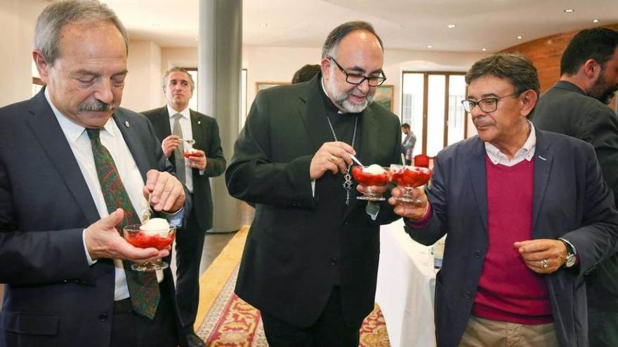 Wenceslao López, Jesús Sanz y Roberto Sánchez Ramos, ayer, durante la degustación de las fresas.