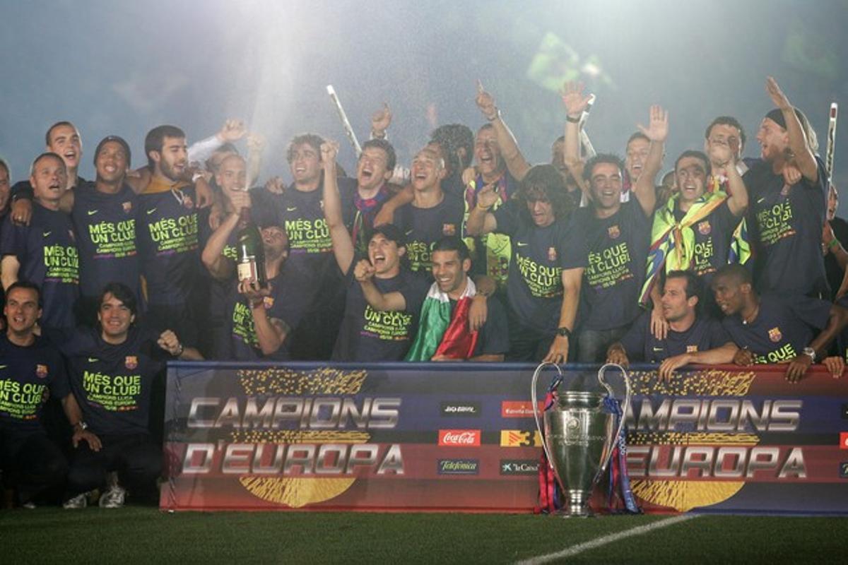 Motta rocía a sus compañeros con el cava de los campeones en la celebración del Camp Nou.