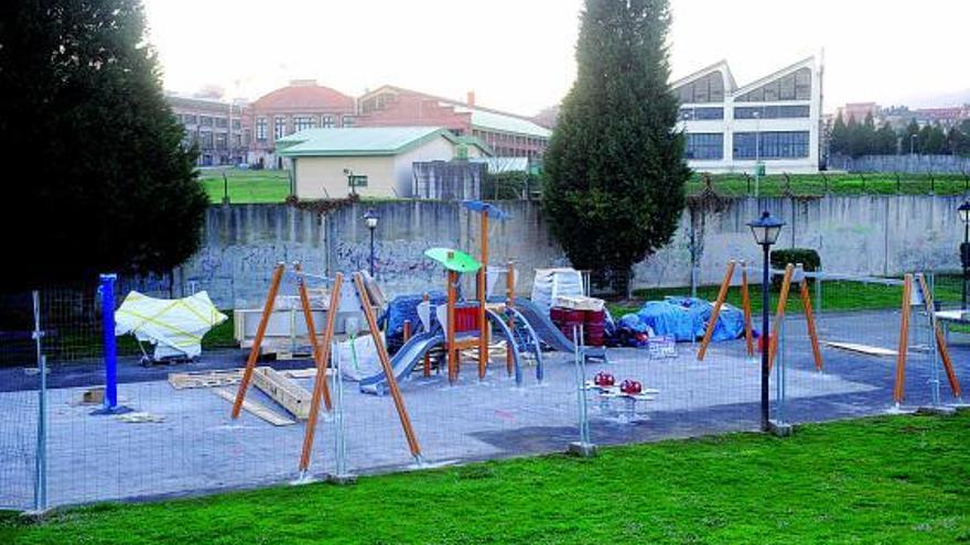 Aspecto actual del área de juegos infantiles situada entre las calles Ángel Cañedo y Río Caudal, en la Tenderina.