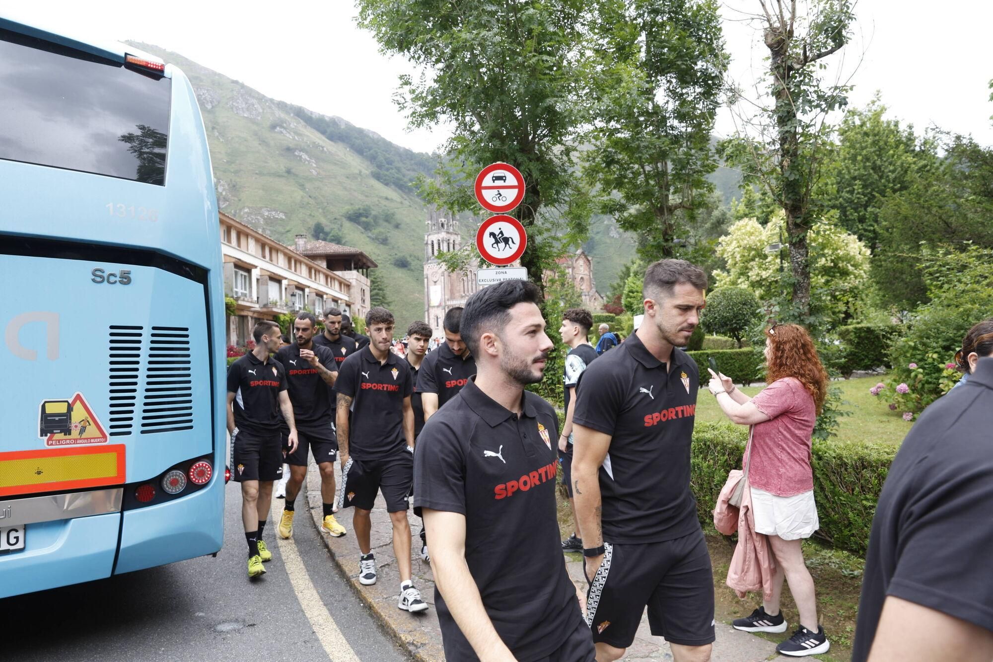 EN IMÁGENES: Visita del Sporting a La Santina en Covadonga