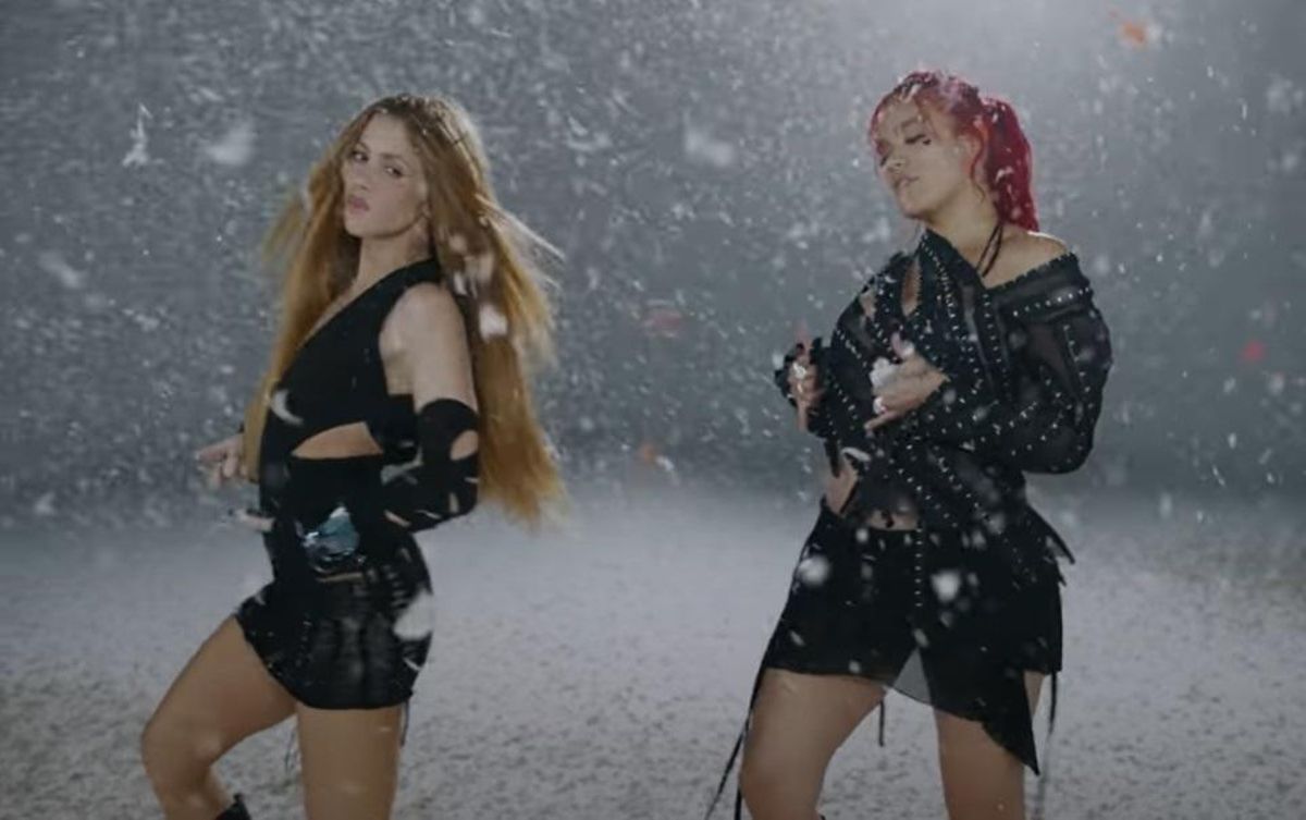 Shakira y Karol G en el videoclip.