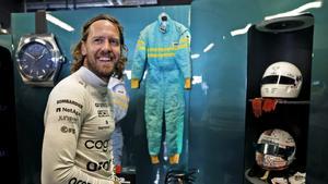 Vettel, con su primer mono de piloto y sus primeros cascos, en el box de Aston Martin en Abu Dhabi, donde cerró su carrera deportiva