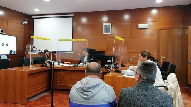 Dos de los imputados en la sala de juicios del Juzgado de lo Penal, el tercero entró por videoconferencia.