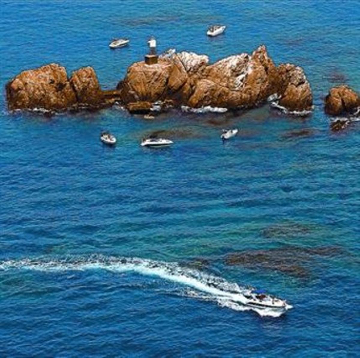 Les illes Formigues, ’assetjades’ per embarcacions turístiques. Les illes Formigues, ’assetjades’ per embarcacions turístiques.